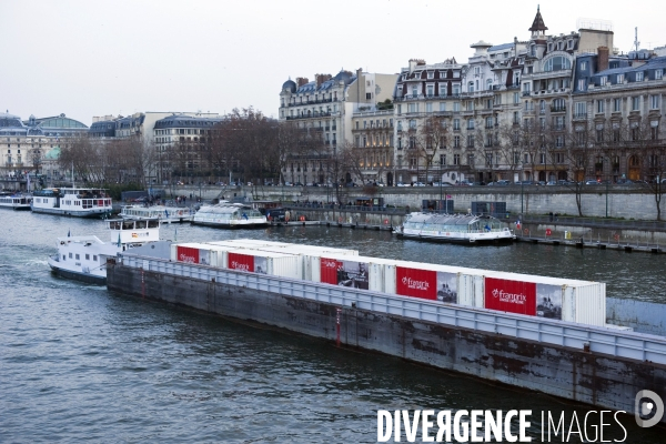 Illustration Decembre2015.Une barge sur la Seine transporte des containeurs destines aux magasins Franprix a Paris