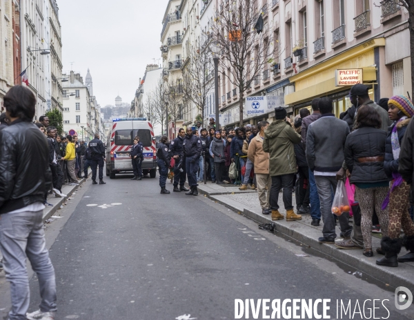 Paris-Nord, rue Doudeauville, mouvement de lassitude parmi des réfugiés africains.