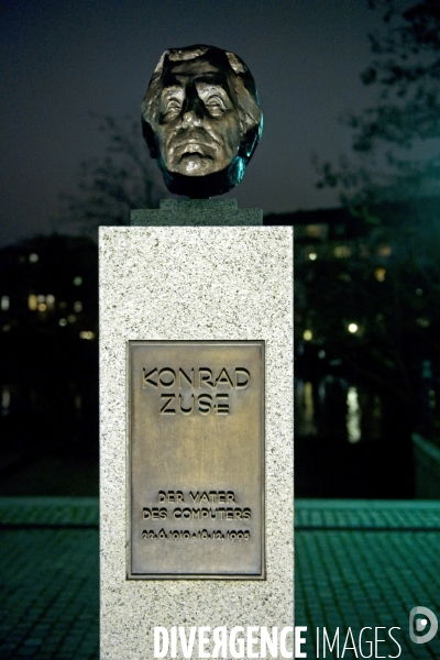 Berlin.La stele de Konrad Zuse, le pere des ordinateurs