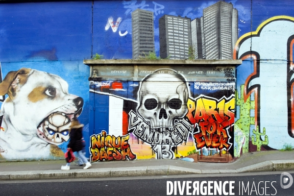 Dans le 13 eme arrondissement ,une oeuvre de street art en rapport aux attentats du Vendredi 13 novembre 2015.Vendredi 13.Paris for ever.Nique Daesh