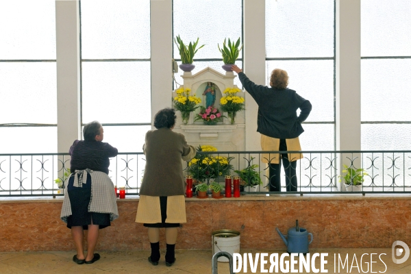 Porto.Portugal.Au marche couvert de bom sucesso, des femmes nettoient la chapelle de la sainte Vierge