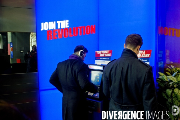 Londres.Dans la City deux hommes d affaires font un retrait d argent a un distributeur de la banque Metro