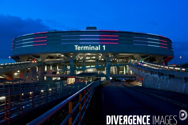 Le terminal 1 de Roissy-Charles de Gaulle aux couleurs de la France en hommage aux victimes des attentats du 13 Novembre 2015