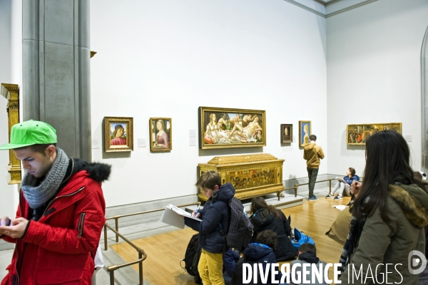 Londres. Ambiance dans une des salles consacree aux peintres italiens de  la  Renaissance, au Victoria et Albert museum