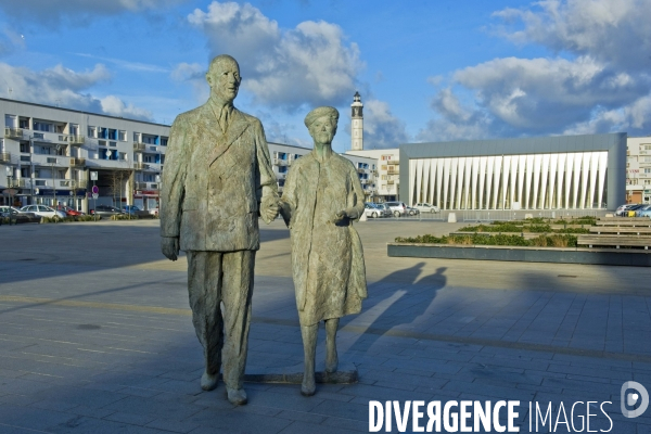 Illustration Fevrier2016.La sculpture du General de Gaulle et de sa femme sur la place d  armes