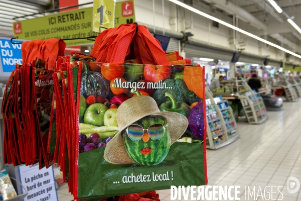 Illustration Fevrier2016.Mangez malin... achetez local. Sur un sac de courses au supermarche Auchan