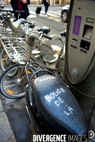Fevrier 2016.Incivilite.Un scooter stationne devant la borne d une station Velib