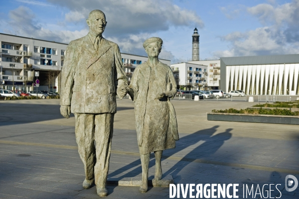 Illustration Fevrier2016.La sculpture du General de Gaulle et de sa femme sur la place d  armes