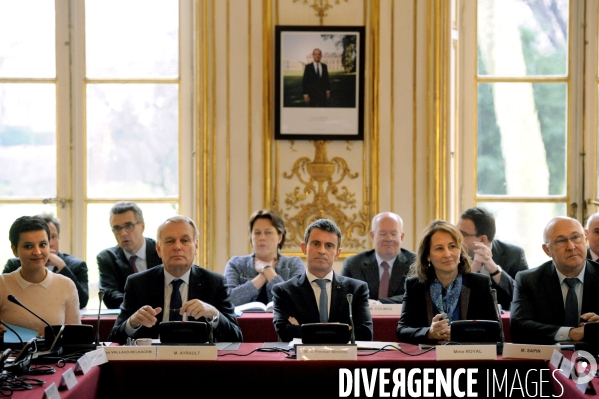 Manuel Valls reçoit les ministres et secrétaires d état du gouvernement Valls 3