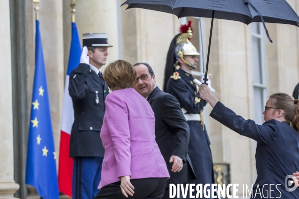 François Hollande reçoit Angela Merkel à l Elysée à propos des réfugiés en Europe