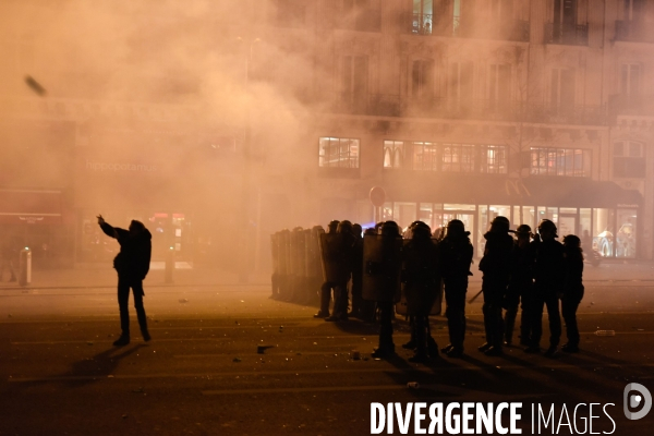Devant chez Manuel Valls et à République. Nuit debout et échauffourées. Nuit du 9 au 10 avril. Mouvement contre la loi travail.
