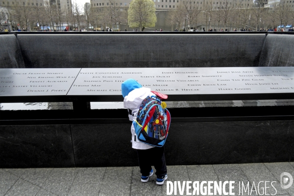 Retour a Manhattan # 01.Reflecting Absence, au memorial du 11 Septembre 2001 ,un jeune touriste chinois et son sac a dos a l effigie de Spiderman