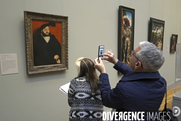 Retour a Manhattan # 02.Au Metropolitan museum of art, dans une des galeries des peintures europeennes, un visiteur prend en photo avec son smartphone,