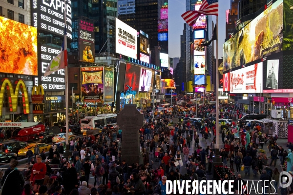 Retour a Manhattan # 02.Times Square,le soir,   la foule se presse sur la place, attiree par les murs d images des publicites geantes lumineuses.