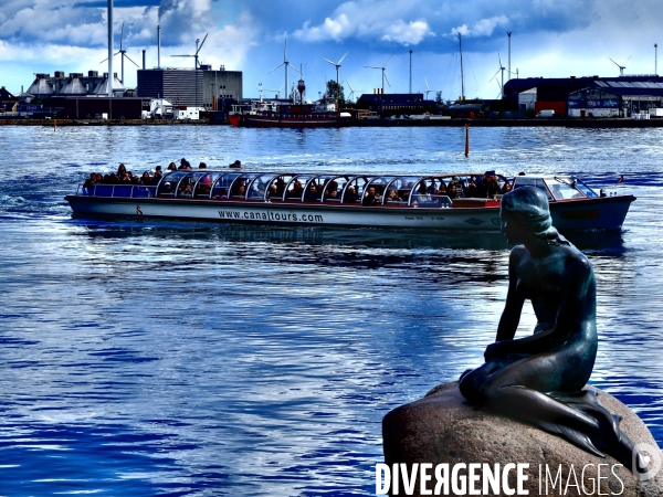 Touristes et petite sirène à Copenhague