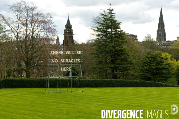 Edimbourg. Installation dans le jardin  de la scottish national gallery of modern art 2  There will be no miracles here. Il n y aura pas de miracles ici ,oeuvre de Nathan Coley