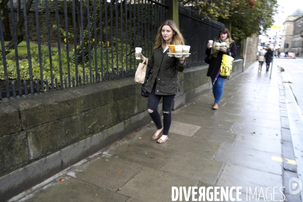 Edimbourg.Deux filles chargees de plateaux de boissons chaudes marchent avec precaution
