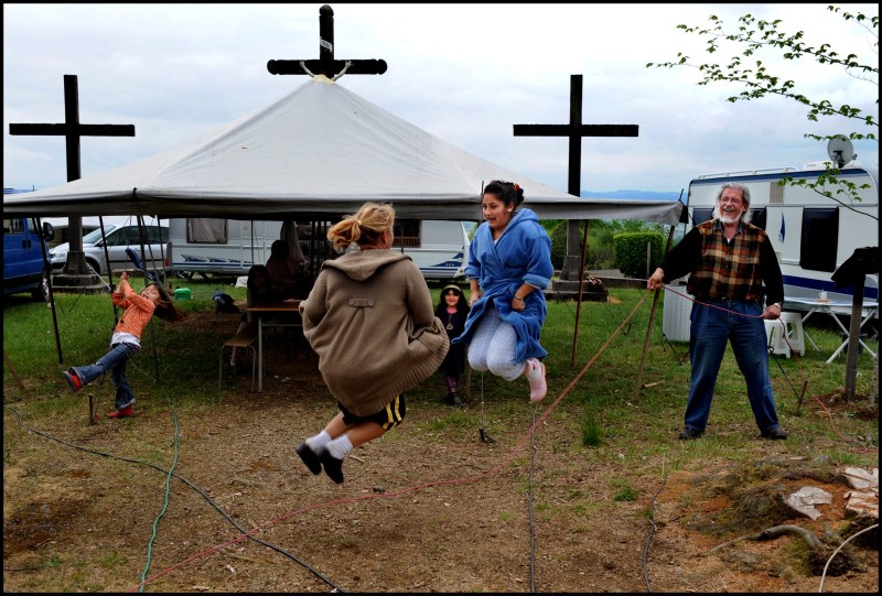 Le peuple de la croix Mai 2010.Pèlerinage des manouches à Notre Dame de Piétat à Pardies.Moment de détente entre les manouches et Michel Lahet, aumônier des gens du voyages des Pyrénées-Atlantiques et organisateur du pèlerinage. Photos verrouillées, si intéressé par le sujet , me contacter au 06 79 11 54 68.   