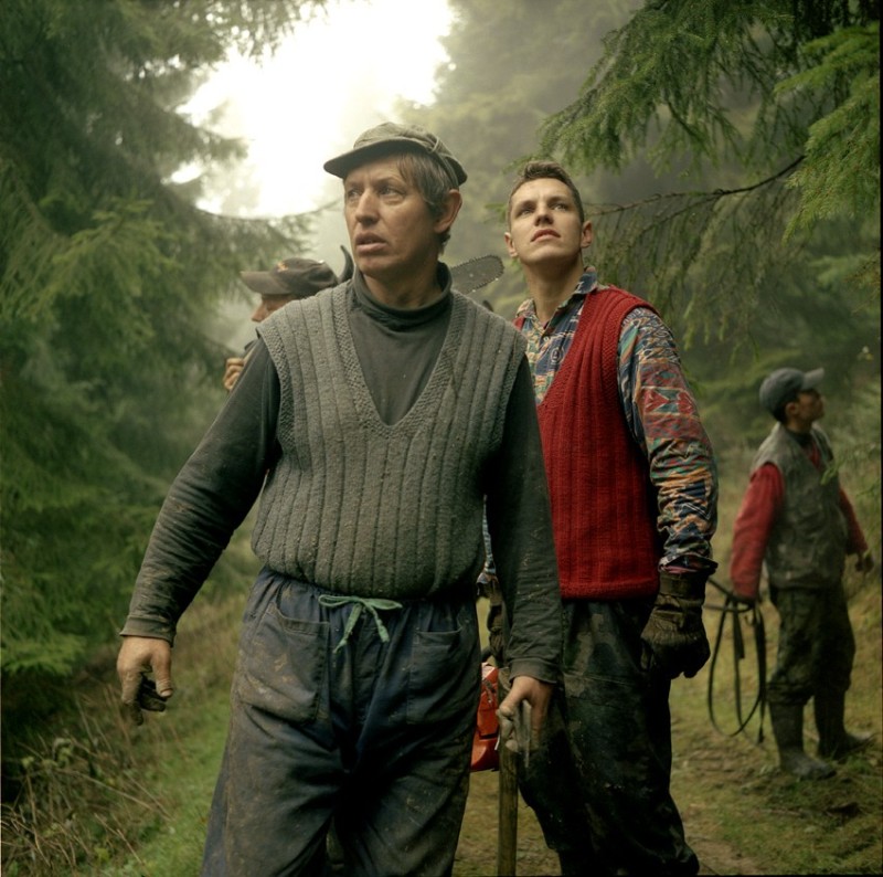 Famille GNIDA, Agriculteurs Slovaques Famille GNIDA, Le père Stanislav et ses fils pendant une coupe de bois dans la forêt de Liesek .  Liesek / région d'Orava / Slovaquie. Novembre 2003 . © Alain Tendero / Divergence Contact 06 80 91 58 06