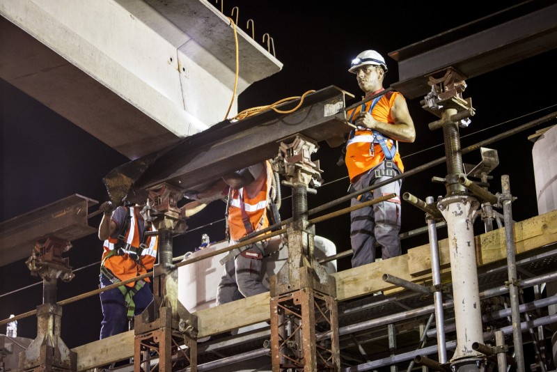 CORPORATE BTP Chantier Autoroute A9 VINCI/FRANCE/MONTPELLIER/AUTOROUTE/20150620/ Pose de nuit de poutres béton pour un tablier de pont sur la RD 986, circulation coupée / RD 986 / DDA9  © Alain TENDERO - Divergence-images.com