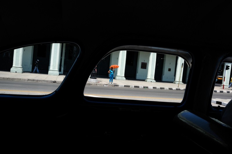 Drive In Scène de la vie quotidienne à la Havane au travers des fenêtres d'une vieille voiture américaine reconvertie en taxi collectif.  