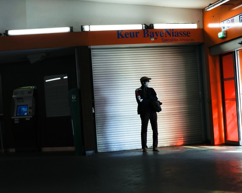 LOCKDOWN CALLING La gare RER Val de Fontenay pendant le confinement. Un homme attend debout à l'entrée de la gare.      