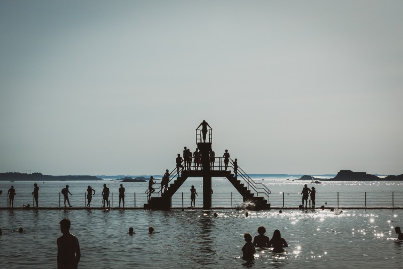 Paysages On Bon secours beach in Saint Malo, tourists and locals jump off the diving board to cool off during the heatwave.                          Sur la plage Bon secours à Saint malo, les touristes et locaux sautent du plongeoir pour se rafraichir pendant la canicule