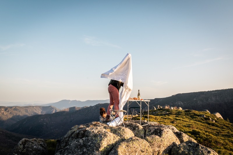 Paysages Une nappe s'envole lors de la préparation d'un pique nique sur les monts d'ardeche