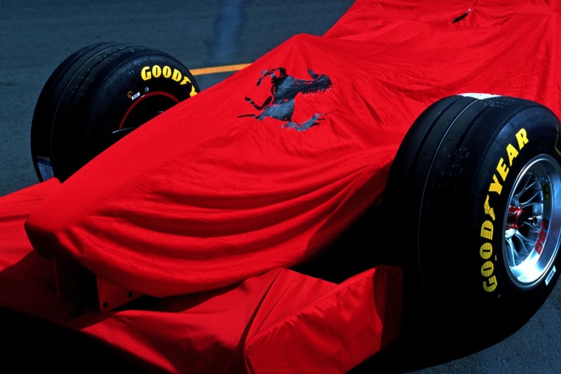 Formule 1 Le fabricant de pneumatiques Japonais Bridgestone annonce qu'il ne renouvellera pas son contrat avec le championnat du monde de Formule 1 après son expiration, à la fin de la saison 2010. Good Year - Ferrari   IMG0022 - CD 2251. FERRARI SOUS BACHE