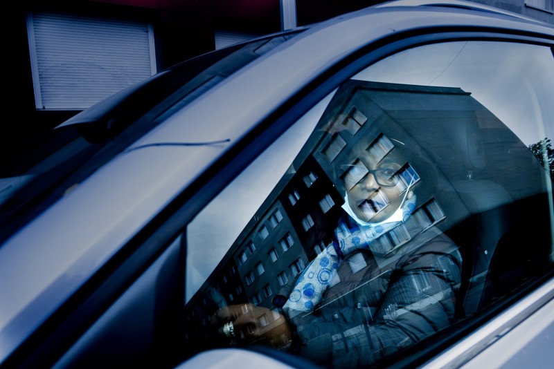 DÉSERT MÉDICAUX. À La Courneuve, au cœur de la lutte pour l'accès aux soins. Mariama gare sa voiture dans une rue de La Courneuve. Il est 7h30 et le jour se lève à peine. Mariama est infirmière libérale. Elle a 65 ans.