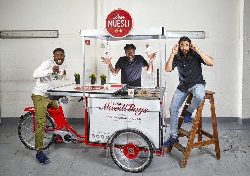 START UP PARISIENNES Dear muesli , the muesli boys, avec dread lock :dikom ,sweat blanc : bakang, veste noire : sylvain