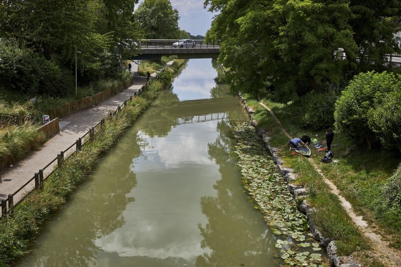 A la rame entre Sevran et Pantin Départ de Sevran, Wael Sghaer, kayakiste amateur, mène avec Delphine, journaliste, une balade de Sevran à Pantin sur le canal de l'Ourcq. 