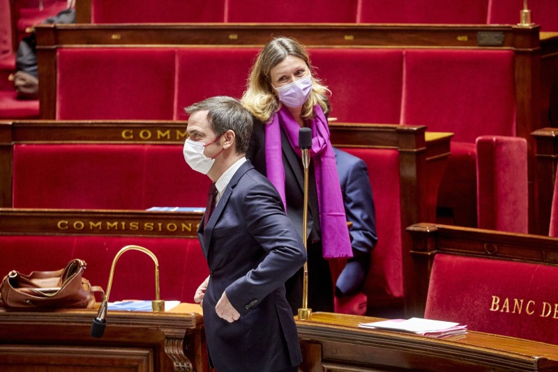 A l'Assemblée nationale, trois jours pour le passe vaccinal. Lundi 3 janvier 2022 à 15H : Assemblee Nationale, premier jour de l'examen de la loi devant mener au passe vaccinal, il y a presque 600 amendements à étudier . Yaelle Braun Pivet , presidente commissions des lois et Olivier Veran ministre  de la santé.