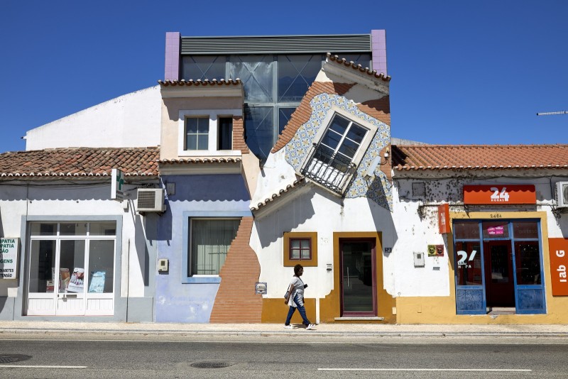 Vamos ! Portugal Agosto 2026 Une maison à la façade originale , portugal du centre, ville chamusca, Chamusca se compose de cinq villages et appartient au district de Santarém, région de Lisbonne et Vale do Tejo et sous-région de Lezíria do Tejo.