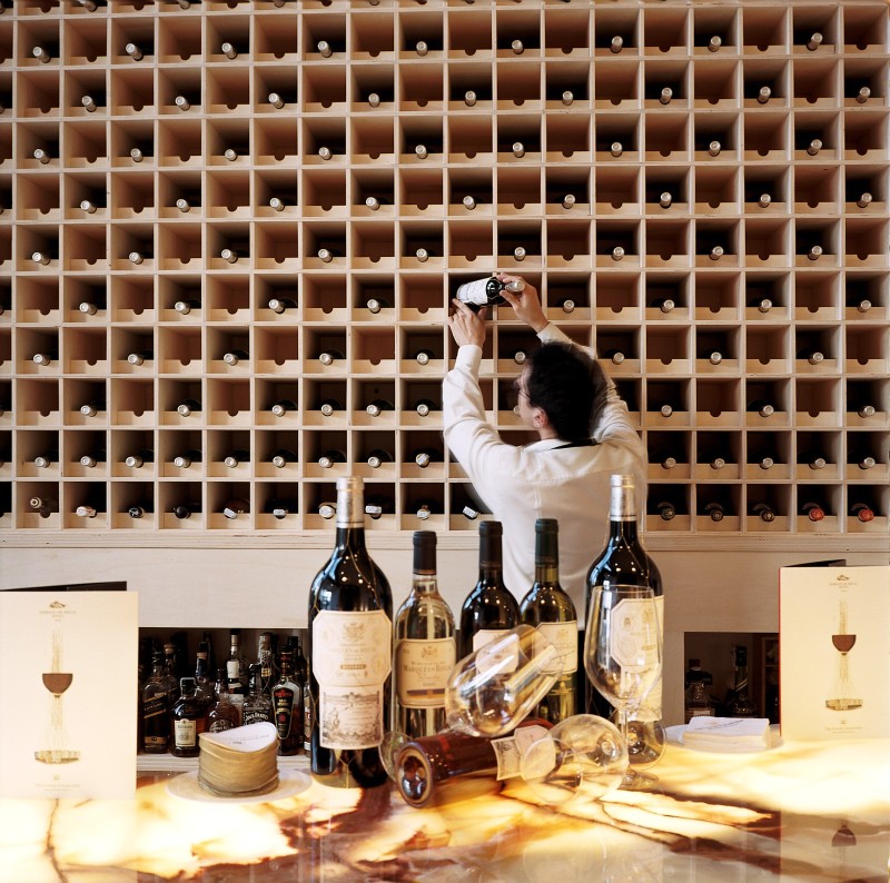 Boire et déguster Espagne - La Rioja Alavesa, village de Elciego : dans l'hotel de la bodega Herederos del Marques de Riscal dont l'architecture a ete concue par Frank O. Gehry. Cet hotel fait partie du vaste complexe de la Cite du vin qui comprend egalement un spa de vinotherapie et des restaurants.