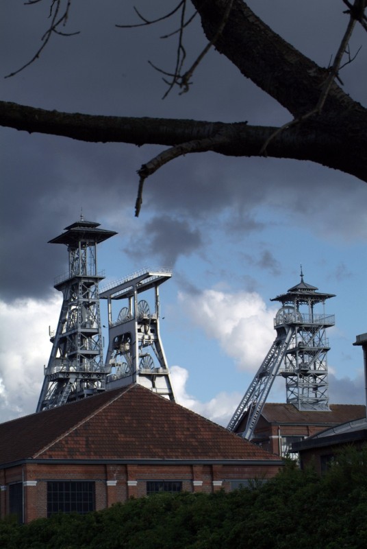 Ch'Nord et autour France : Portrait de la ville de  Valenciennes. Les puits de mines fermés aujourd'hui, du village de Wallers Arenberg. Ils ont été conservés et sont classés monument historique depuis 1992 et un site de la région reconnus au patrimoine mondial de l'Unesco. Ce fut le decor du film de Claude Berri 