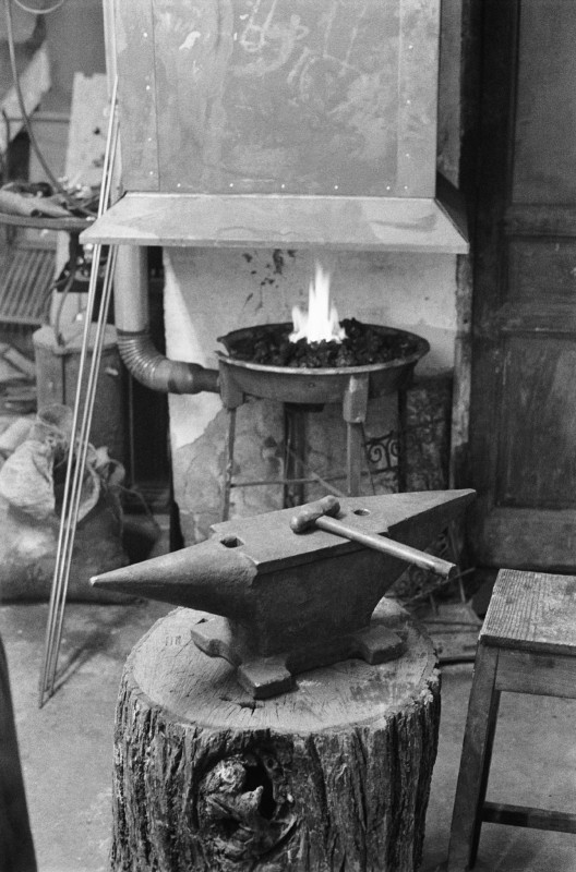 Ferrailleurs d'acier ESPAGNE - Madrid - Decembre 1989 : Detail d'un marteau et d'une enclume dans un atelier de forgeron. 