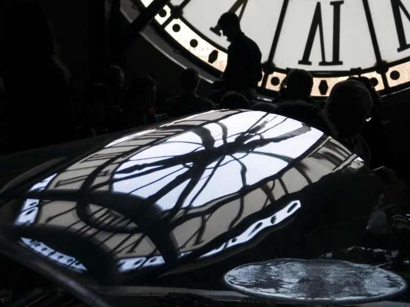 Le Paris des reflets L'horloge du Musée d'Orsay en reflet dans une desserte en plexiglass