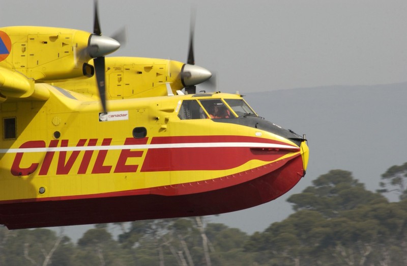 FTP - NEWS Paca Canadair  CL-415 en opération en Region Paca  Approche pour écopage.   Fire airplane  CL-145 working  in Provence