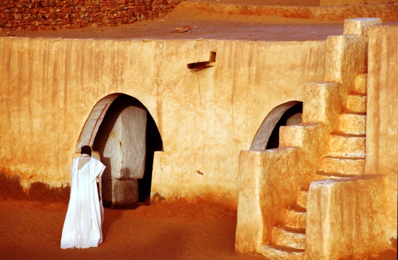 ISLAM Mauritanie Chingetti : Ville  sainte du désert . L' imam entrant dans la mosquée.
