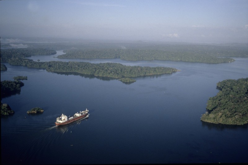 Mer : Science et Recherche Panama  Canal   Vue aérienne   Tanker  rouge dans le lac Chagres entre Atlantique et Pacifique.naviguant sur le lac Gatun passant devant l'ile de Barro Colorado