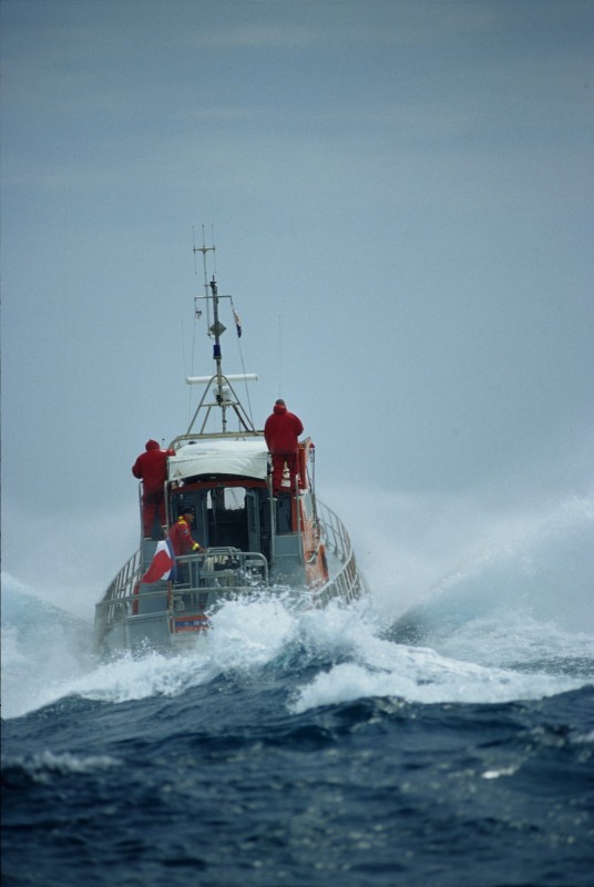 Mer Securite en mer , vedette de la SNSM en operation , recherche de naufrages et de navires en perdition, par la vedette de la societe nationale de sauvetage en mer, de Hyeres , la plus sollicitee parmi les divers centres en France.