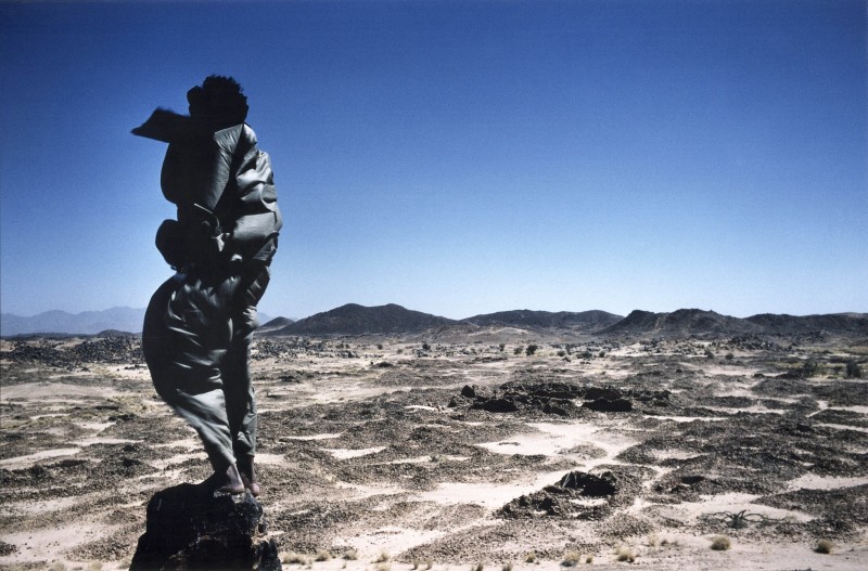 News..... En cours..... Archives..... Nord Niger . Montagnes de l Aïr   Assodé  : 
Au Nord de Timia. Assodé, capitale d'un empire targui de l'Aïr aujourd'hui disparu.  Touareg (targui ) dans le vent  regardant les ruines.