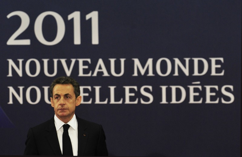SARK-O-LAND Cannes G20. 2011  
Images d'archives Cannes  Sommet du G 20,   2 novembre 2011 
Le Président Nicolas Sarkozy soucieux lors du G 20 à Cannes devant le slogan  
