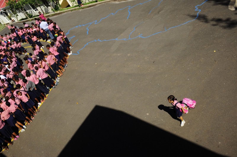 FTP - NEWS Une histoire de tenue scolaire  : l'uniforme à l'école.  Ecoles et uniformes dans des pays multiraciaux et de différentes convictions religieuses  . Ecole Education . Elève en retard  Ile Rodrigues.

( Pour ceux que le mot multiracial gêne voir la définition dans le Littré ...)