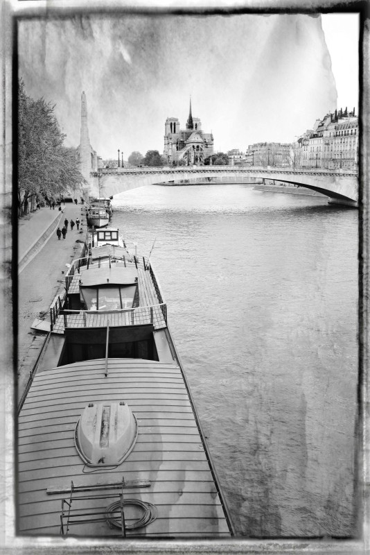 Religion  Christianisme: Au dessus de la  Seine. 6 avril 2019 . Les rives de la Seine inscrites au Patrimoine mondial  de l'Humanité.
Péniche et Cathedrale Notre-Dame de Paris.
10 jours plus tard,  il manquait quelque chose ...