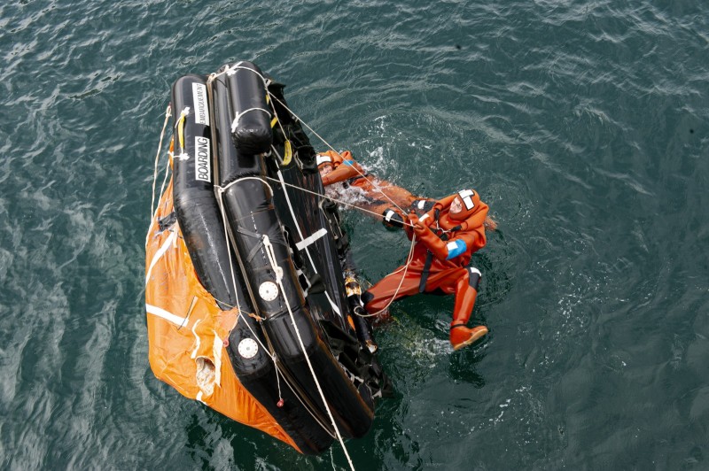 DERNIERES IMAGES MISES EN LIGNE Course a la voile et sécurité Safety and sailing race.  Stage de securite en mer obligatoire pour les marins professionnels.  Remise à niveau des gestes de survie.  .Retournement d'un radeau de survie.