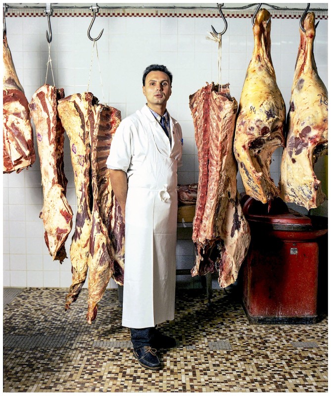 Marseillais de Noailles Série de portraits de marseillais vivant dans le quartier de Noailles à Marseille et plus particulièrement la rue de l'Académie. Ici Michel, le boucher Série réalisée en 1992