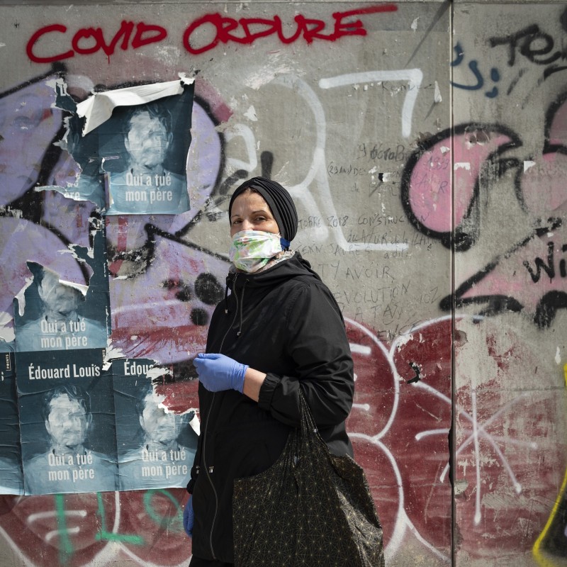 A vos masques Marseille La Plaine! Portraits masqués Vincent Desombre, réalisateur marseillais a développé un réseau de couturiers pour fabriquer des masques distribués gratuitement aux plus démunis. 