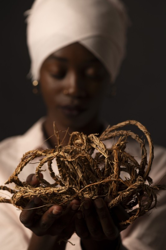 Portrait de Diaba Semega Diaba SEMEGA, entrepreneure, fondatrice  de ROOT'S IN spécialisée dans les produits à base de racine de vétiver, destinés à offrir aux femmes des solutions naturelles pour un confort intime optimal. 